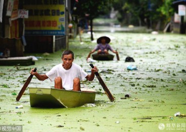 越南洪水致民众靠划船出行