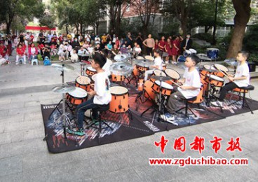 荥阳市京城路街道文博社区举办以“弘扬主旋律，讴歌新时代”为主题的迎国庆文艺汇演